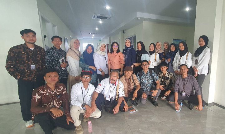 Setelah UJK BNSP, para peserta foto bareng Asesor. Foto : Kangben