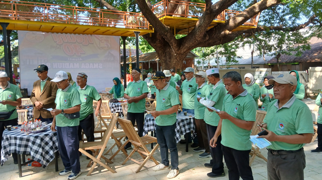 Peserta Reuni menyanyi bersama Mars PII. Foto; Dok. Pribadi