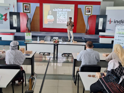 Kusbeni Abdulloh, Fasnas Keamanan Pangan BPOM menyampaikan pentingnya melengkapi izin edar. Foto : Nuzul/Telkom Madiun