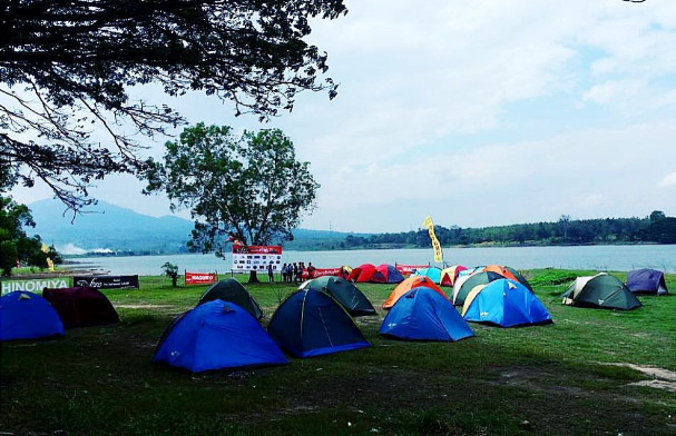 Menghilangkan penat d akhir pekan, Anda dapat mendirikan tenda di Waduk Bening. Foto : Kang Ben