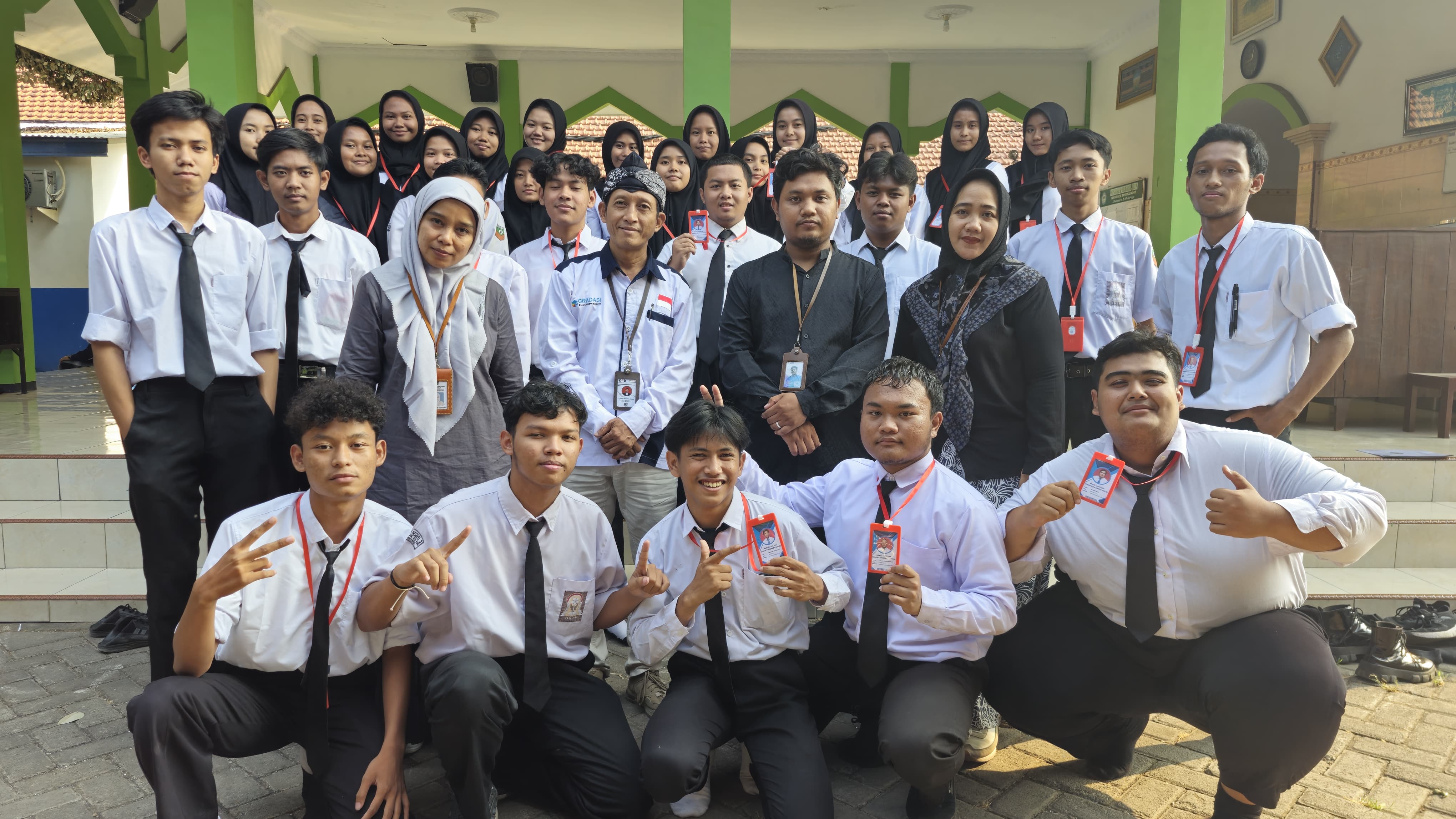 Usai UKK, siswa foto bersama menandakan Ujian sudah selesai. Foto : Dok. SMKN 3 Probolinggo