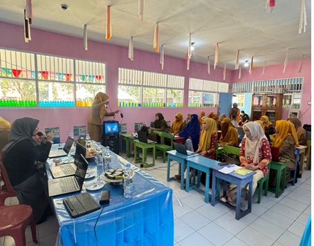 Pemaparan materi pembuatan media pembelajaran oleh Timpengabdian PNBP UNM 