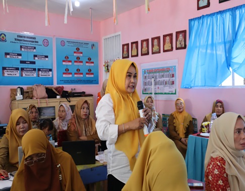 Pemateri dari Tim Pengabdian PNBP PG PAUD FIP UNM memaparkan materi