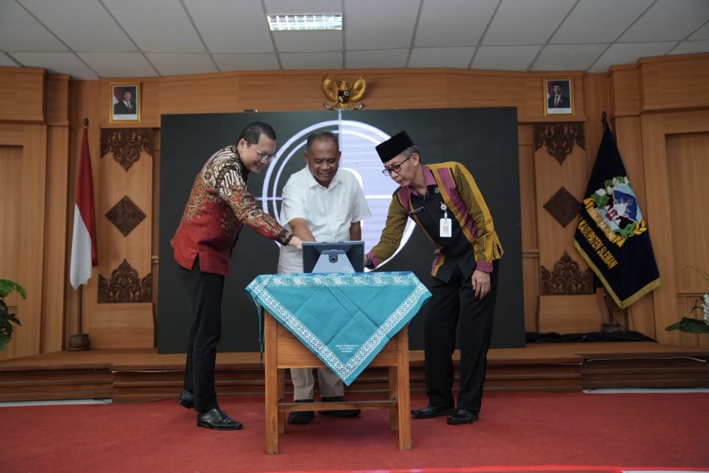 Bupati Sleman Harda Kiswaya (tengah) bersama Ketua DPRD kabupaten Sleman Y. Gustan Ganda, S.T. (kanan), dan Kepala Dinas Pendidikan Kabupaten Sleman Mustadi (kiri) secara resmi menekan tombol pada layar gawai sebagai simbolis peluncuran aplikasi Gandheng ATS (Gerakan Andhum Handarbeni Penanganan Anak Tidak Sekolah) di Kantor Dinas Pendidikan Kabupaten Sleman, Rabu (5/8/2026). (Foto: Dok. Pemkab Sleman)