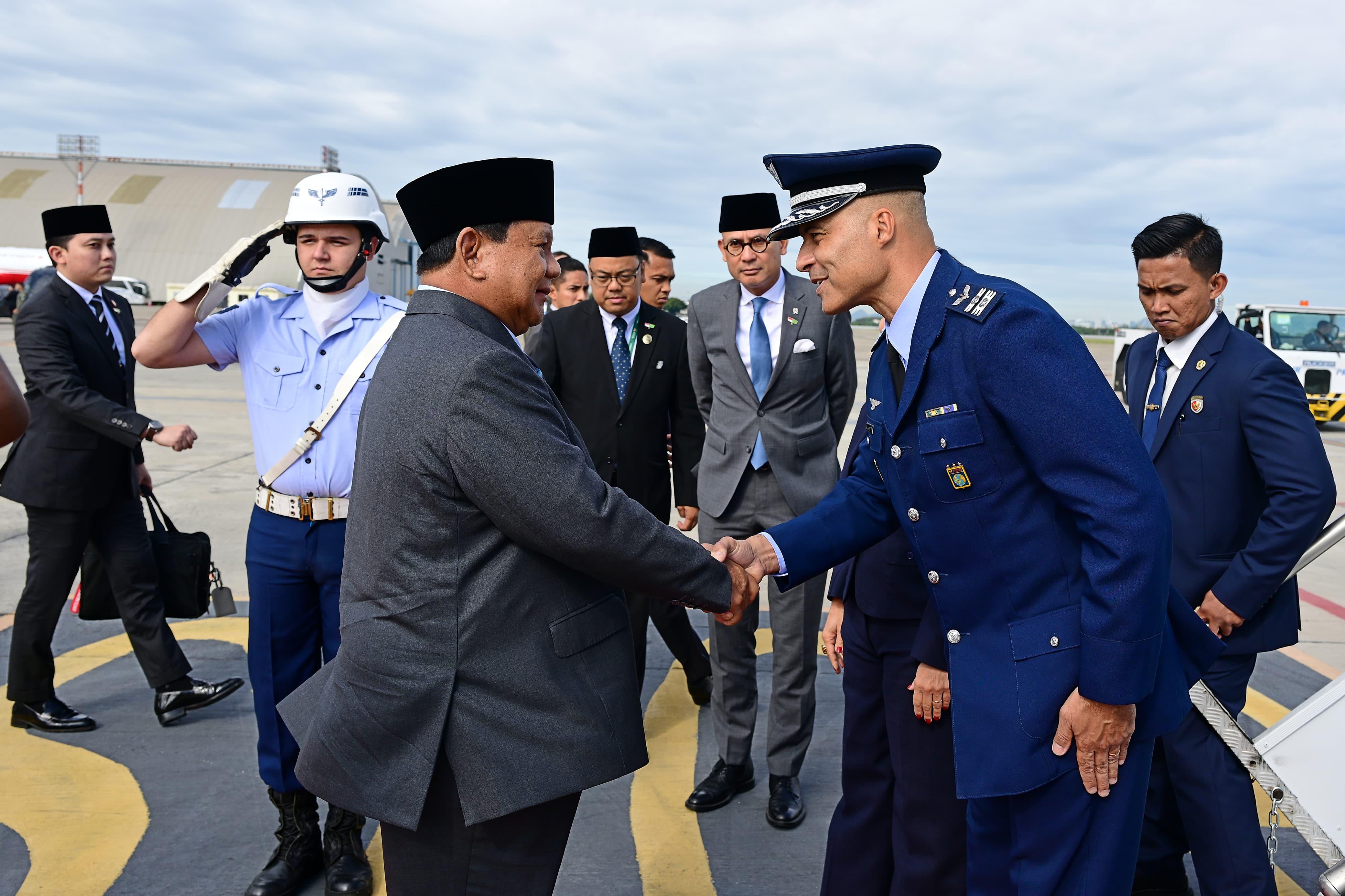 Presiden Republik Indonesia, Prabowo Subianto melanjutkan lawatan ke ibu kota Brasil, Brasília melalui Pangkalan Udara Brasília. Foto: BPMI Setpres/Kris