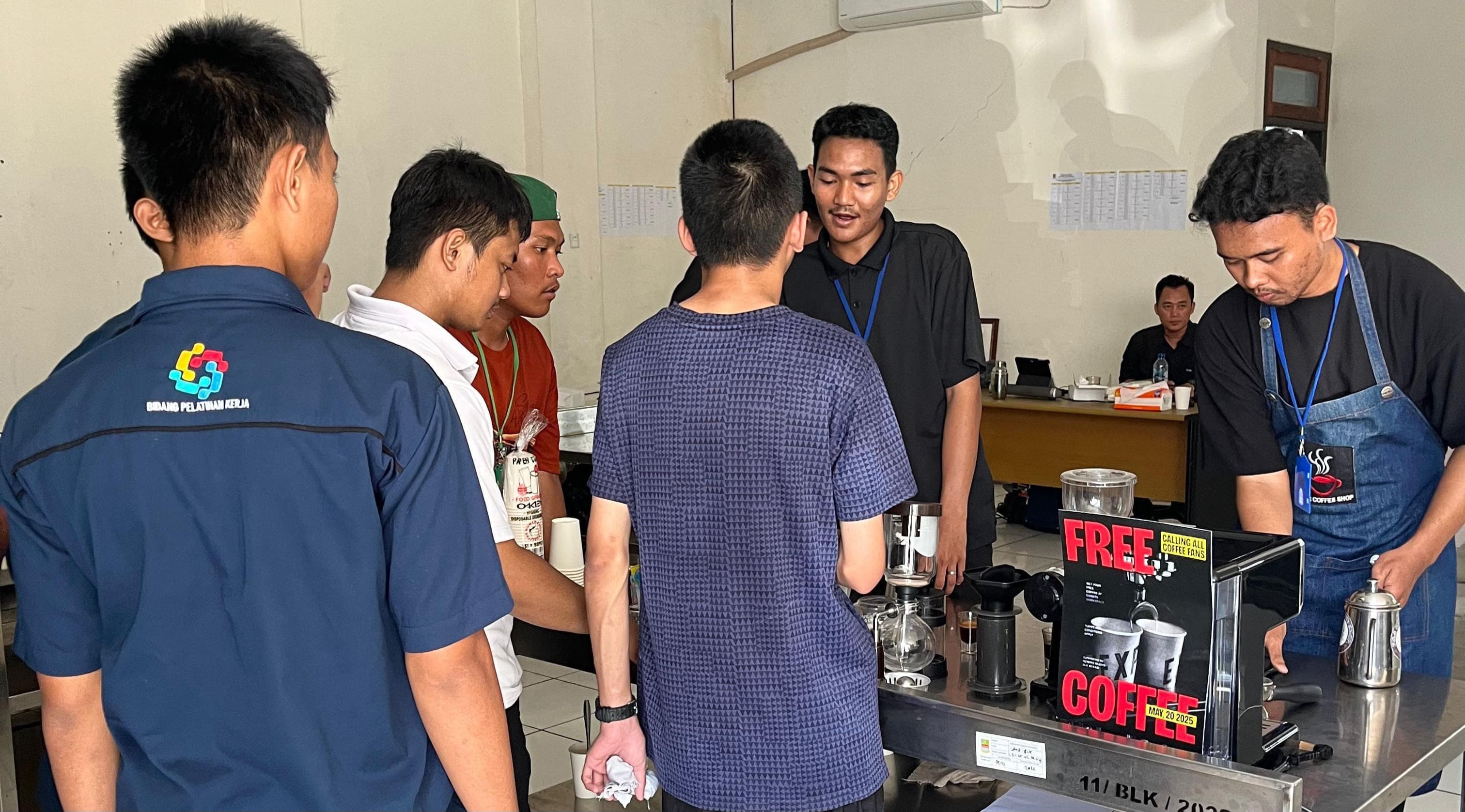 Peserta Pelatihan Bidang Barista BLK Bekasi Sukses Gelar Bazar Kopi Gratis. Foto: Ist