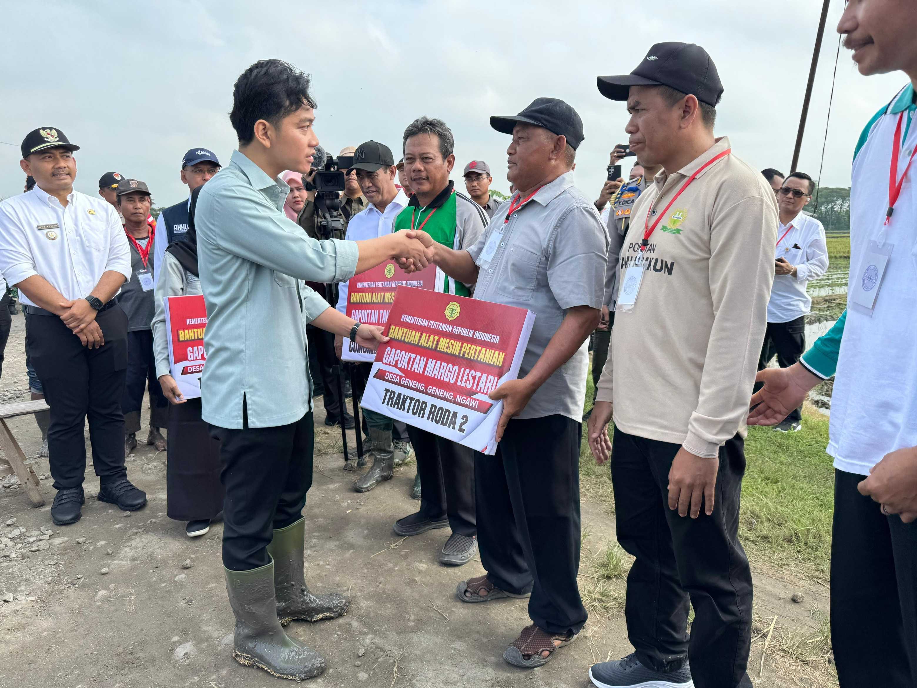 Tanam Padi bersama Petani Di Ngawi, Wapres Gibran Rakabuming Tegaskan Pemerintah Siap Bantu Petani. Foto: BPMI Setwapres