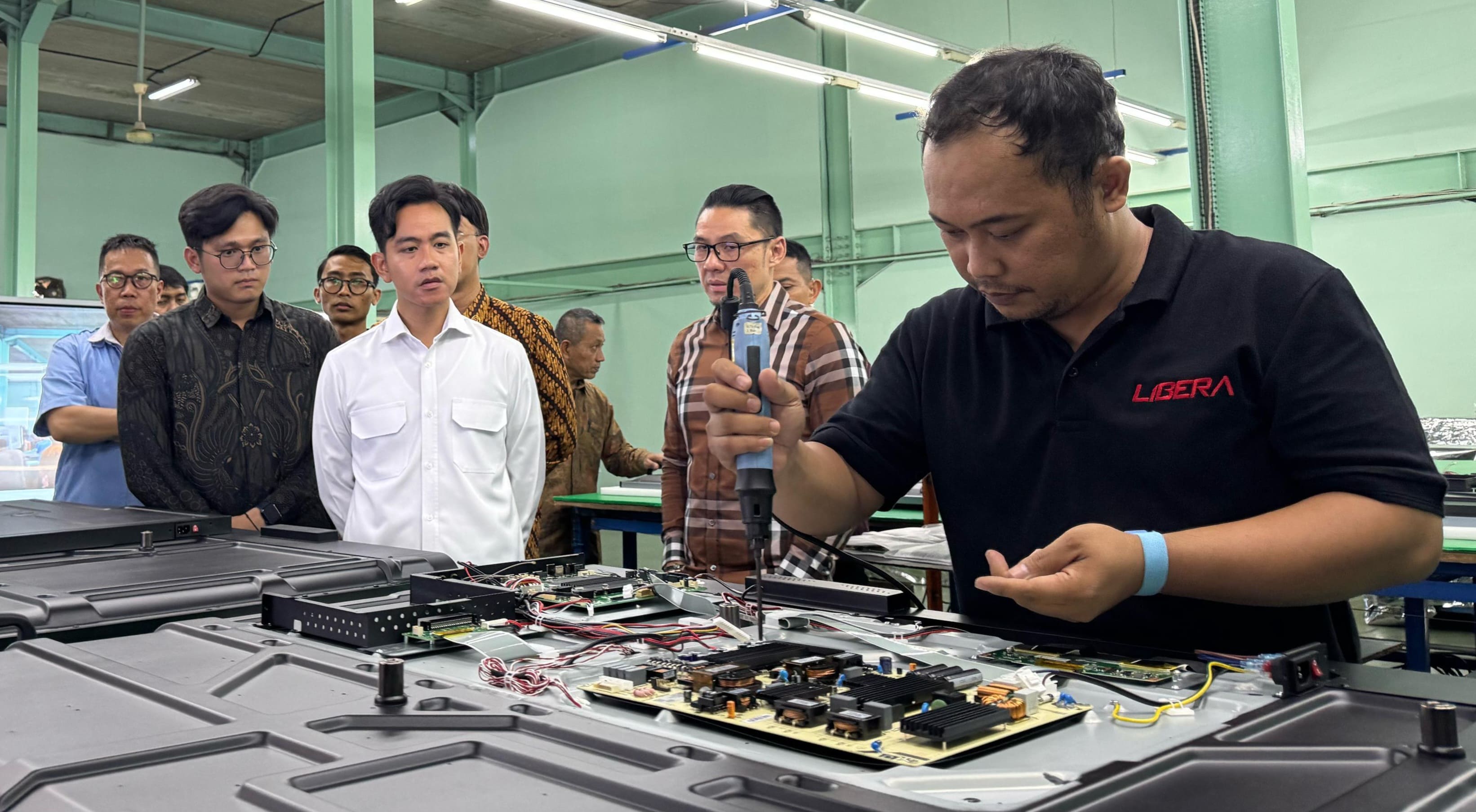 Perkuat Kemandirian Ekonomi Melalui Penguatan Industri Dalam Negeri, Wapres Tinjau Pabrik Elektronika di Cikarang. Foto: BPMI Setwapres