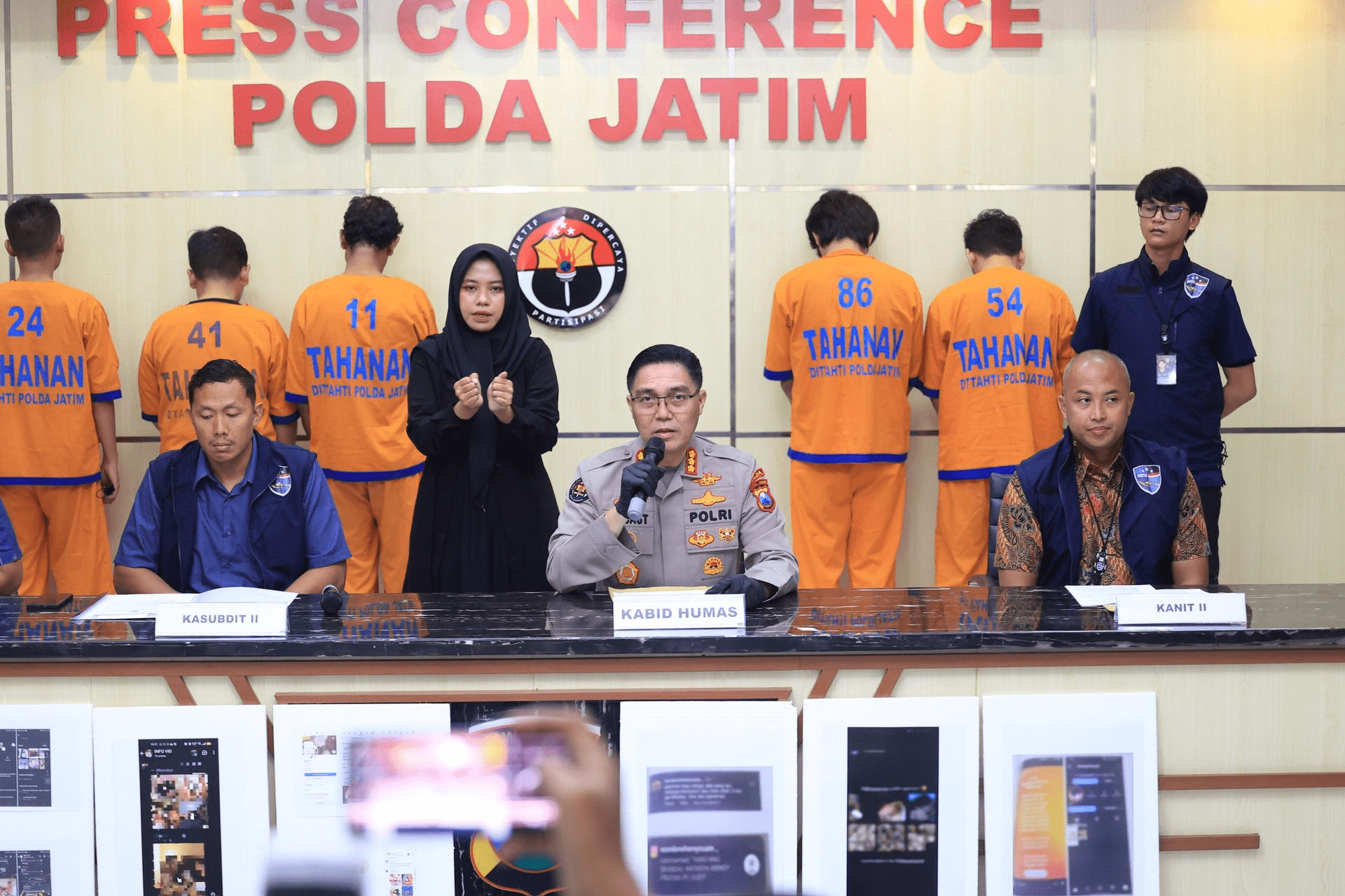 Polda Jatim Amankan 4 Orang Admin dan Anggota Group WA Gay di Surabaya. Foto: Tribratanews Polri