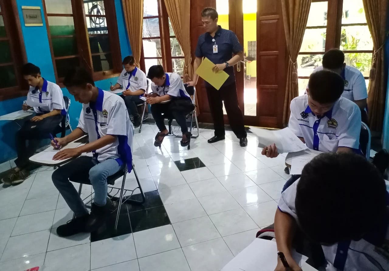 Peserta pelatihan calon Pekerja Migran Indonesia ke Jepang sedang mengikuti pembekalan Bahasa Jepang di LPK Djieneka Abadi Kota Semarang, Jawa Tengah