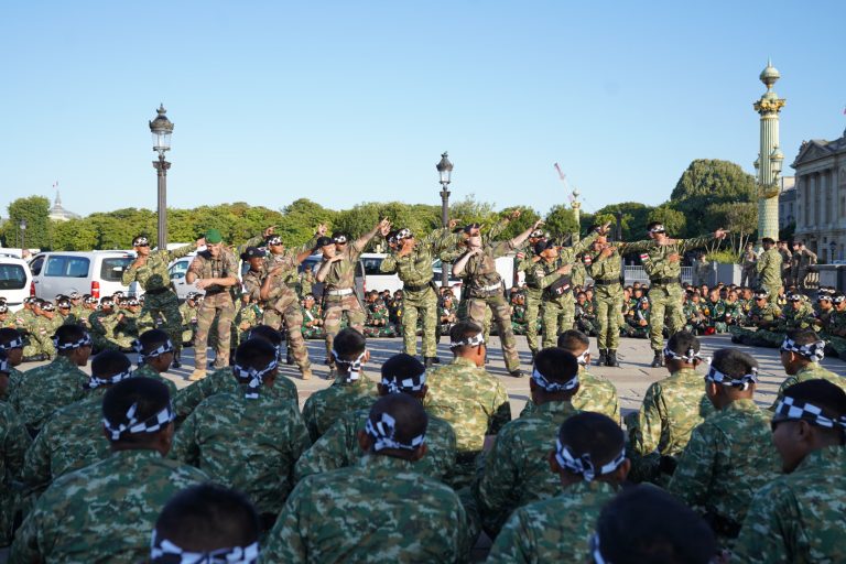 Penampilan spontan Tari Pacu Jalur bersama tentara Prancis, di Champs-Élysées, Paris. Foto: doc Biro Infohan Setjen Kemhan.