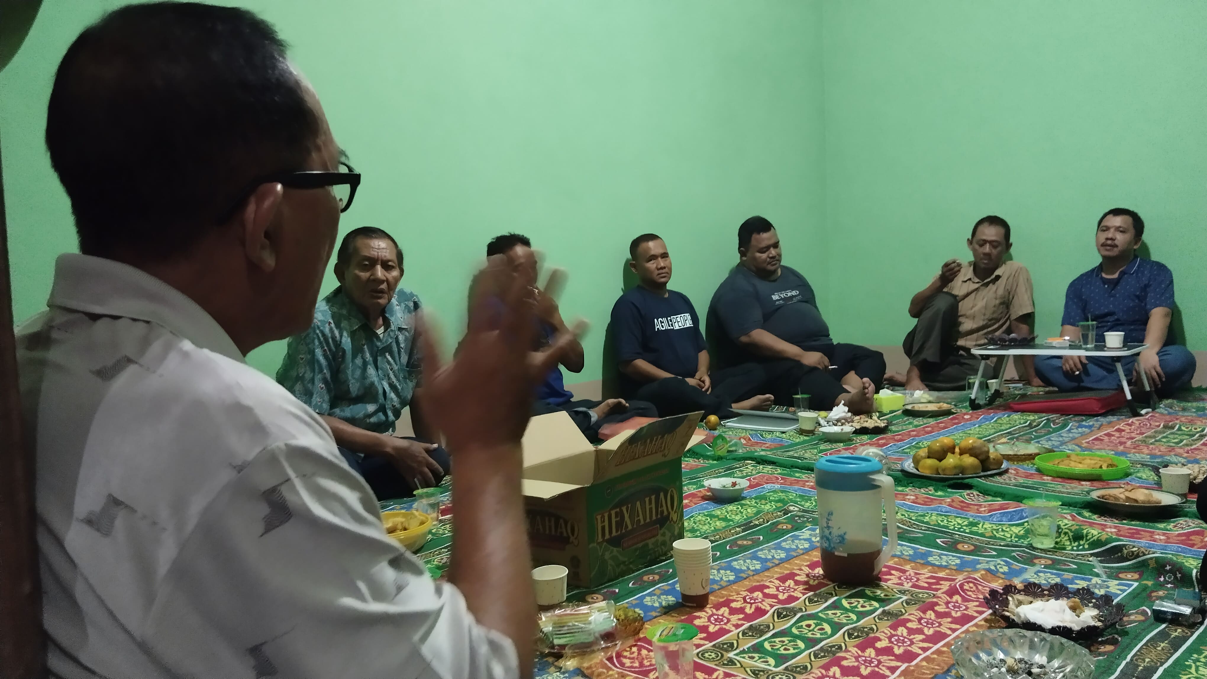 Suasana Arisan RT yang demokratis, usulan dan obrolan untuk kepentingan bersama. Foto : Kang Ben