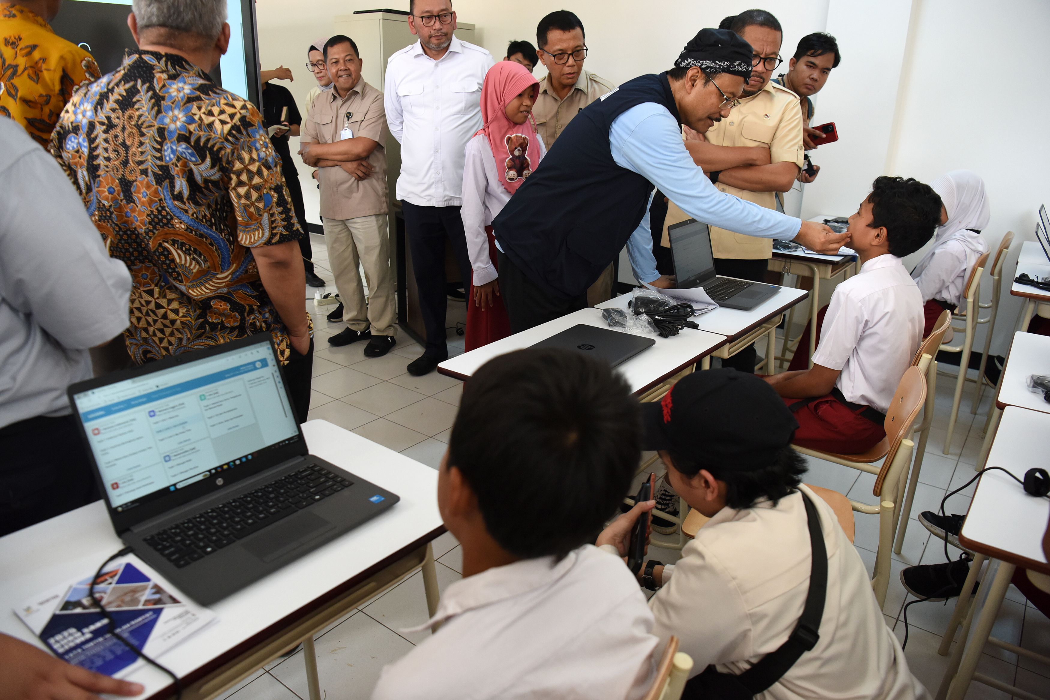 Menteri Sosial Saifullah Yusuf  bersama Wakil Kepala Staf Kepresidenan M. Qodari meninjau kegiatan belajar. Foto: doc ANTARA Indrianto Eko Suwarso