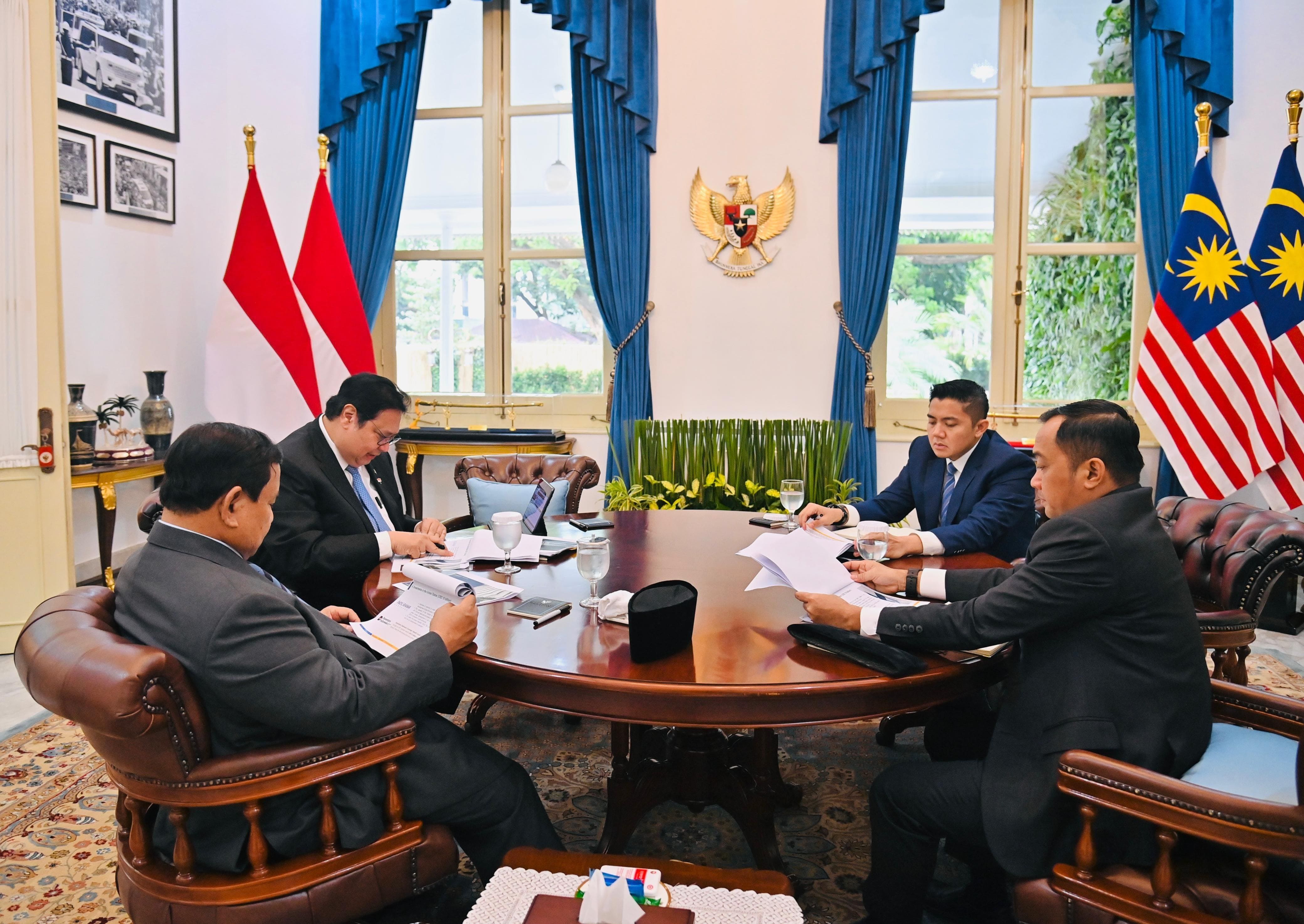 Presiden Prabowo Subianto menggelar rapat terbatas (ratas) bersama Menteri Koordinator Bidang Perekonomian Airlangga Hartarto, Menteri Sekretaris Negara Prasetyo Hadi, dan Sekretaris Kabinet (Seskab) Teddy Indra Wijaya, di Istana Merdeka, Jakarta, Jumat (27/06/2025). Foto: BPMI SETPRES