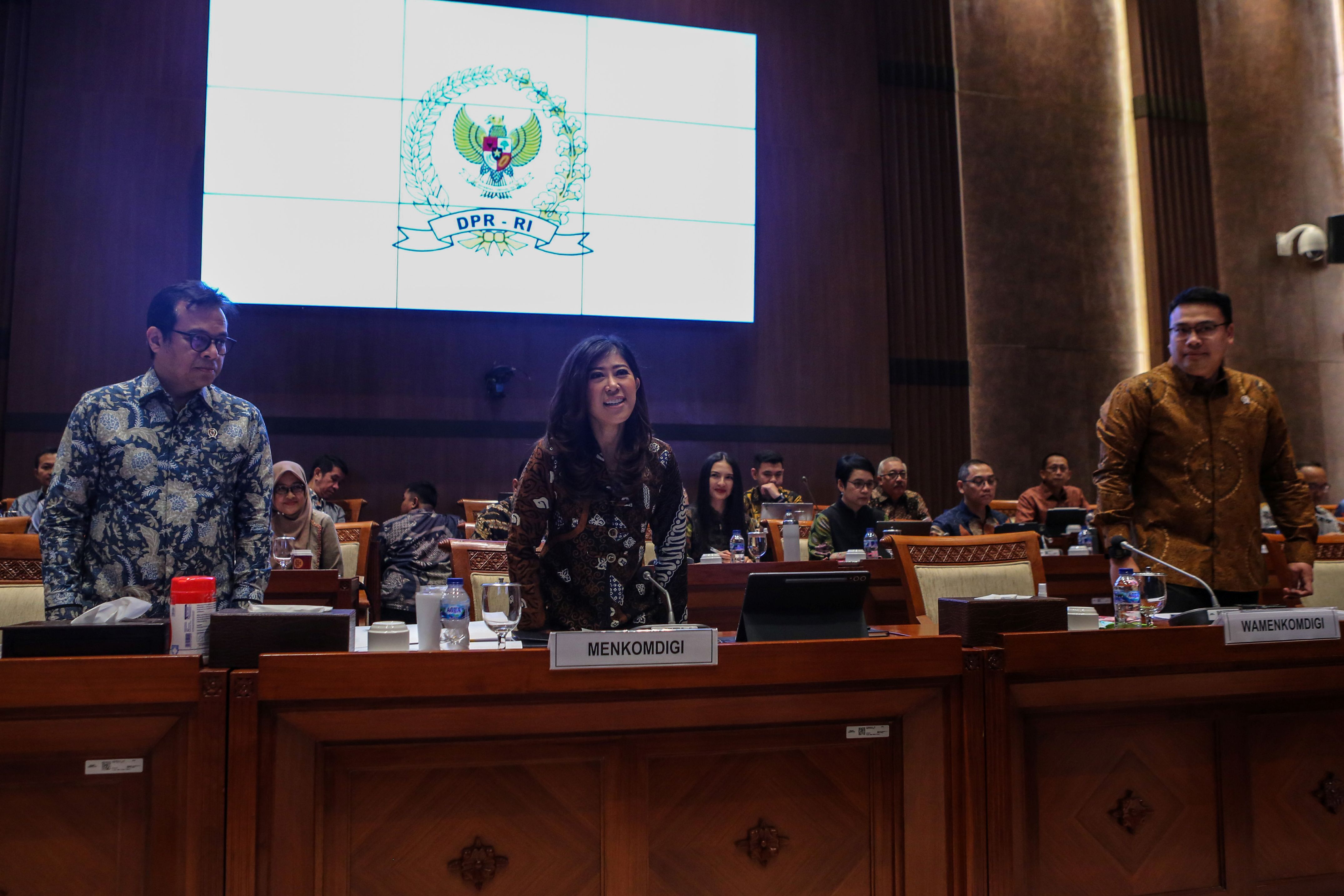 Menteri Komunikasi dan Digital (Menkomdigi) Meutya Hafid (tengah) bersama Wakil Menteri Komunikasi dan Digital Angga Raka Prabowo (kanan), dan Nezar Patria (kiri) bersiap mengikuti rapat kerja dengan Komisi I DPR RI di Kompleks Parlemen, Senayan, Jakarta, Senin (7/7/2025). Rapat tersebut pembahasan laporan keuangan pemerintah pusat/Menkomdigi APBN Tahun Anggaran 2024 dan Pembahasan RKA dan RKP Kemkomdigi Tahun 2026. ANTARA FOTO/Asprilla Dwi Adha/foc.