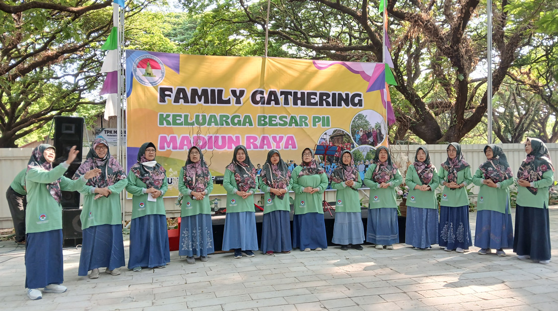 Mars PII dibawakan ibu-ibu dan diikuti semua peserta yang harid. Foto; Dok. Pribadi