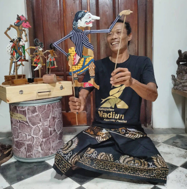 Joko Suwiono, perajin wayang berbahan dasar limbah kayu. Foto ; Koleksi Omah Kinarya Craft