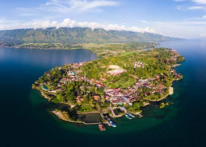 Keindahan Danau Toba dan Pulau Samosir tampak dari atas. Foto : simalungun.wahananews.co
