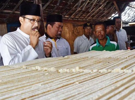 Gus Ipul sedang mencicipi Brem Madiun di rumah produksi desa Kaliabu, Mejayan, Caruban. Foto : gesuri.id