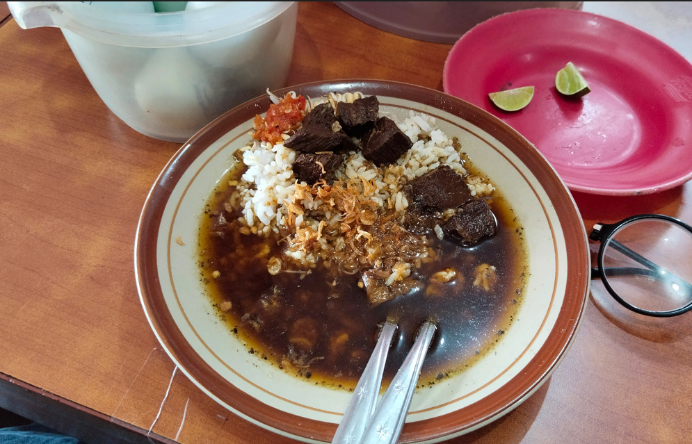 Salah satu menu andalan Soto Simpang Lawu adalah Rawon. Foto : Kang Ben