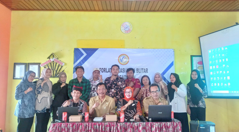 Kepala Dinas KUKM dan Tenaga Kerja Kota Blitar foto bersama peserta dari 13 LPK Kota Blitar. Foto : Dok. Erlangga Blitar 