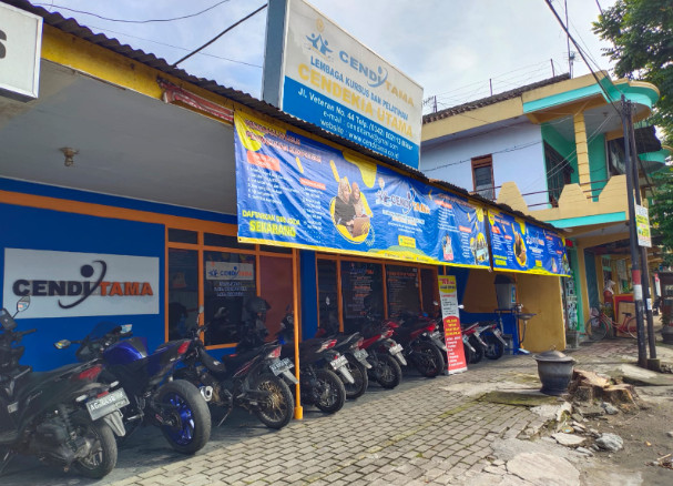 Tampak Depan LPK Cenditama Kota Blitar dengan tempat parkir yang luar. Foto : LPK Cenditama