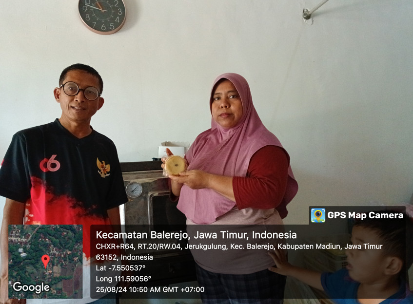 Salah satu pelaki usaha makanan roti basah sedang di verval dalam proses pengurusan sertifikat halal. Foto : kangben