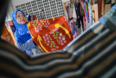 Yoeni Astoeti dengan karya Batik Keris Asoka, menjadi ciri khas Batik Kelurahan Madiun Lor, Kota Madiun. Foto : Dok. Madiun Today