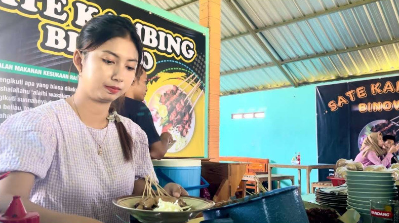 Erica sedang meracik sate gule kambing. Foto : rri.co.id