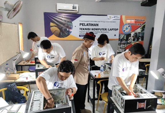 Demonstrasi Bongkar Pasang (merakit) Komputer menjadi salah satu penilaian kompetensi peserta uji. Foto : Dok. Decca Gama Kediri 