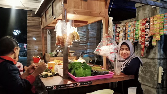 Angkringan, gejala sosial sebagai alternatif tempat untuk ngobrol santai hingga serius. Foto : Maps Angkringan Palm Jiwan