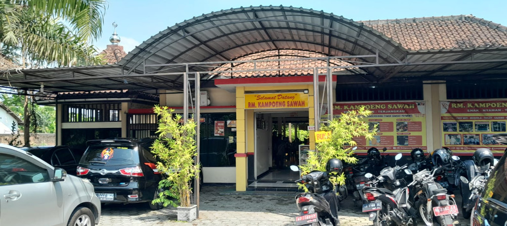RM Kampoeng Sawah, Sumberbening, Balerejo, Madiun menawarkan menu tradisional dengan harga terjangkau. Foto : RM Kampoeng Sawah