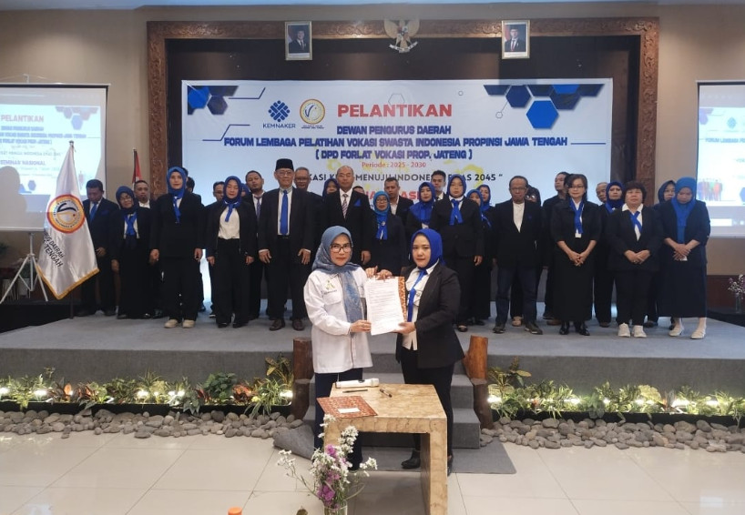 Ketua Umum DPP Forlat Vokasi melantik Kepengurusan DPD Forlat Vokasi Jawa Tengah periode 2024-2029. Foto : Dok Pribadi