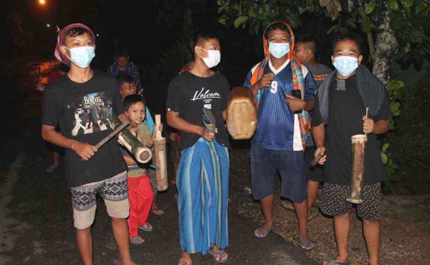 Tradisi membangunkan sahur dengan alat trasidional. Foto : kompasiana.com