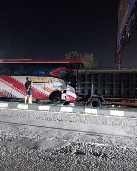 Kecelakaan Bus vs Truk di Sleman Yogyakarta. Foto : IG merapi_undecover
