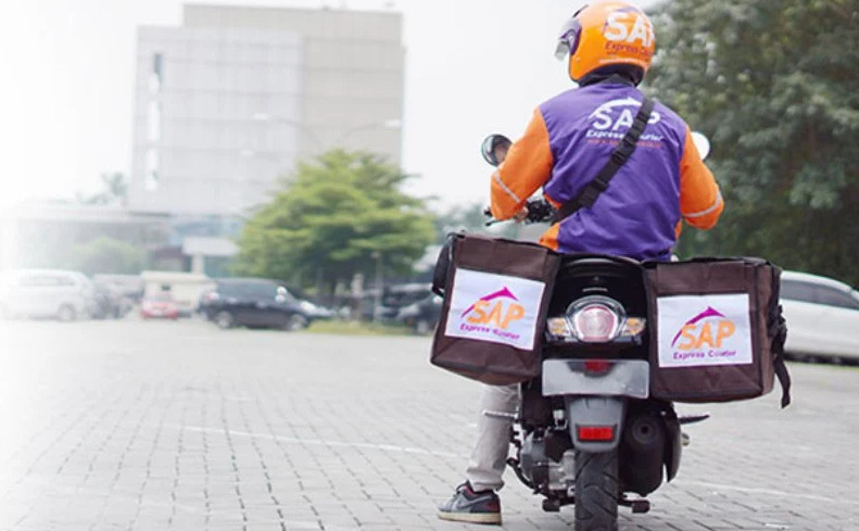 Kurir, yang setiap saat ditunggu keadaangannya oleh customer. Foto : kurir sapx (bisnis.com)