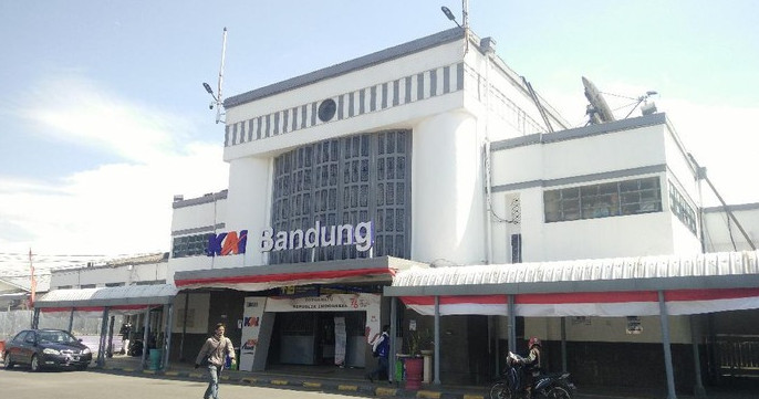 Stasiun Kereta Api Bandung, salah satu stasiun estetik di Indoneisa. Foto : koleksi pribadi