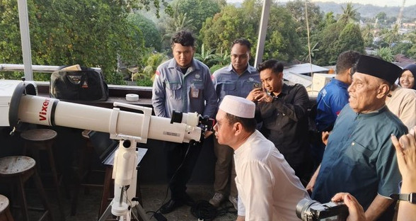 Rukyatul Hilal untuk memastikan apakah bulan sabit sudah terlihat atau belum. Foto : detik.com