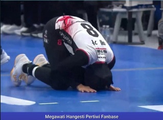 Megawati Hangestri Pertiwi sujud syukur atas lolosnya tim Jung Kwan-Jang Red Sparks ke final. Foto : FB megawatiganbase