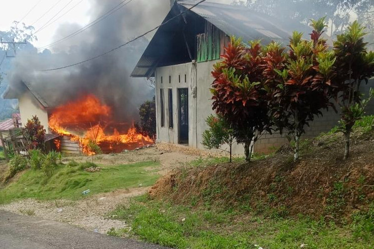 Insiden bentrok di Maluku Tengah yang mengakibatkan tewasnya Bripka Husni Abdullah dan terbakarannya rumah warga. Foto : sumber istimewa/polisi