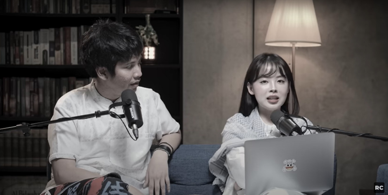 Verren menunjukkan bahwa jadi perempuan muda nggak harus milih antara karier dan kreativitas. Foto : Podcast @RaymondChins 