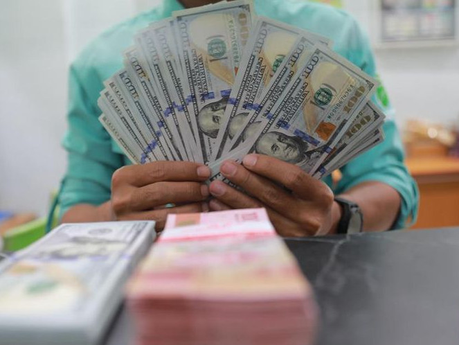 Pelemahan rupiah terhadap dolar AS hingga menembus level Rp16.900-an menjadi sinyal bagi kita semua untuk lebih waspada dan adaptif dalam menghadapi dinamika ekonomi.. Foto