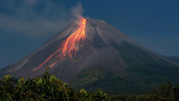 Langit cerah, tapi isi perut Merapi panas membara. Foto : Antara/Andreas Fitri Atmoko