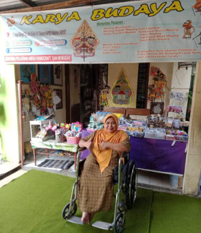 Wayang hias bukan sekadar pajangan, tapi simbol cinta terhadap tradisi dan alam yang lestari. Foto : Herlin Susilowati