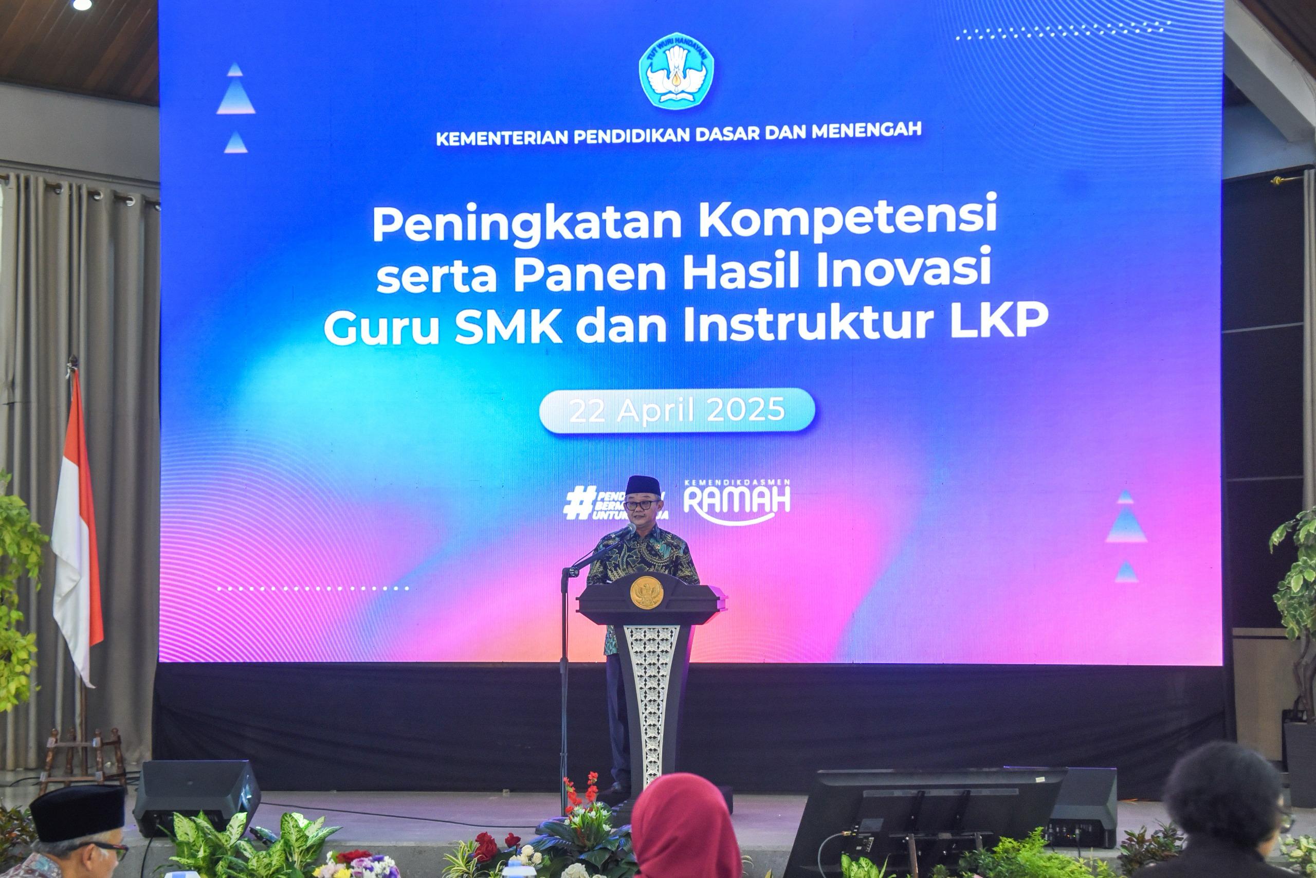 Menteri Pendidikan Dasar dan Menengah Abdul Mu'ti membuka program Peningkatan Kompetensi serta Panen Hasil Inovasi Guru SMK dan Instruktur LKP. Foto: Dok Humas Kemendikdasmen