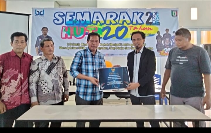 Tasyakuran Dua Dekade LKP Bina Dharma yang dihadiri Ketua Pokja Program Pendidikan Kecakapan Wirausaha Kemdikbudristek Dr. Kastum ; Sumber dokumen pribadi 