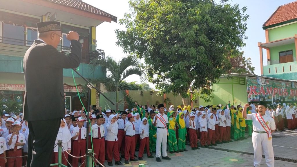 Salah satu sekolah di Kota Madiun sedang melaksanakan upacara hari pahlawan. Foto : MIN 2 Kota Madiun