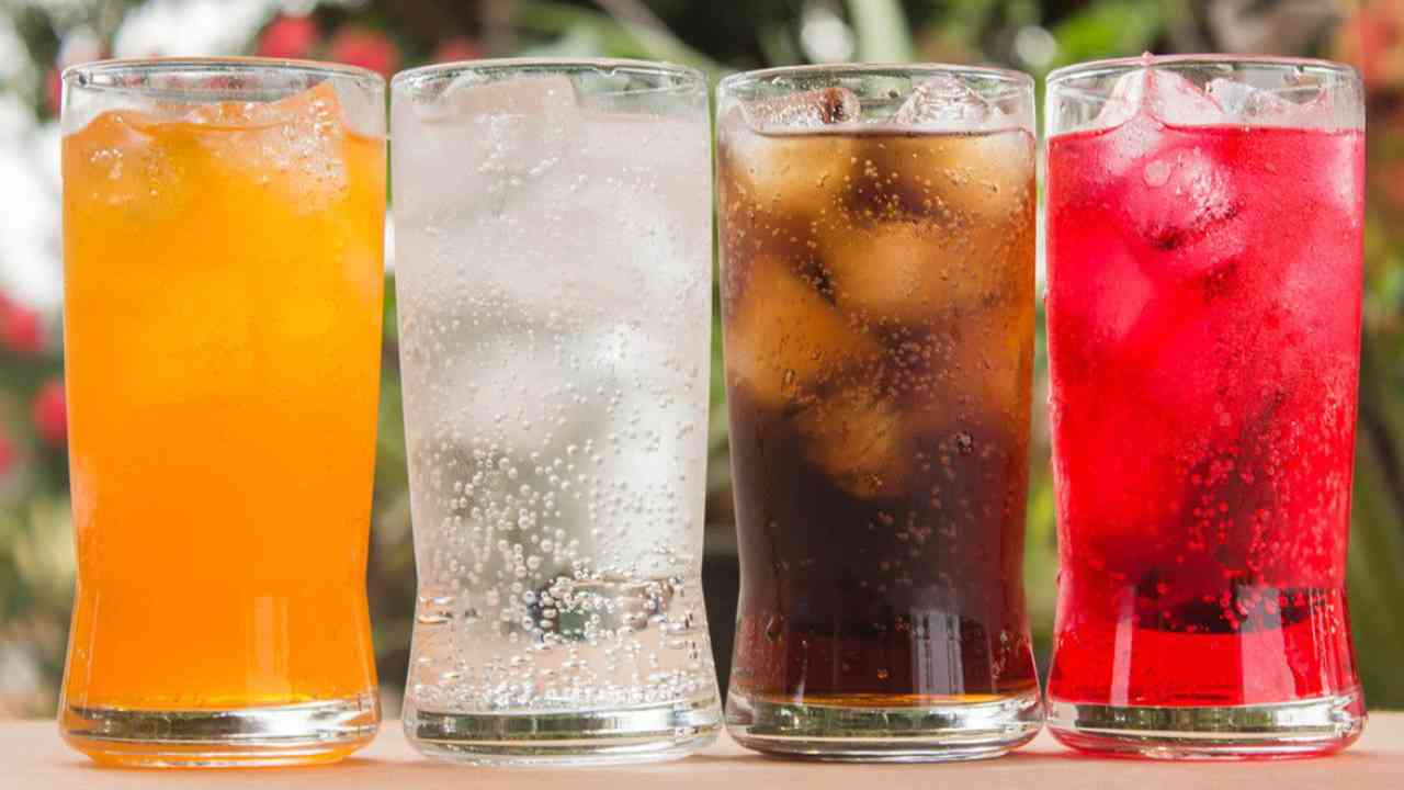 7 Minuman yang Harus Dihindari Saat Cuaca Panas Terik. Foto: klikdokter.com