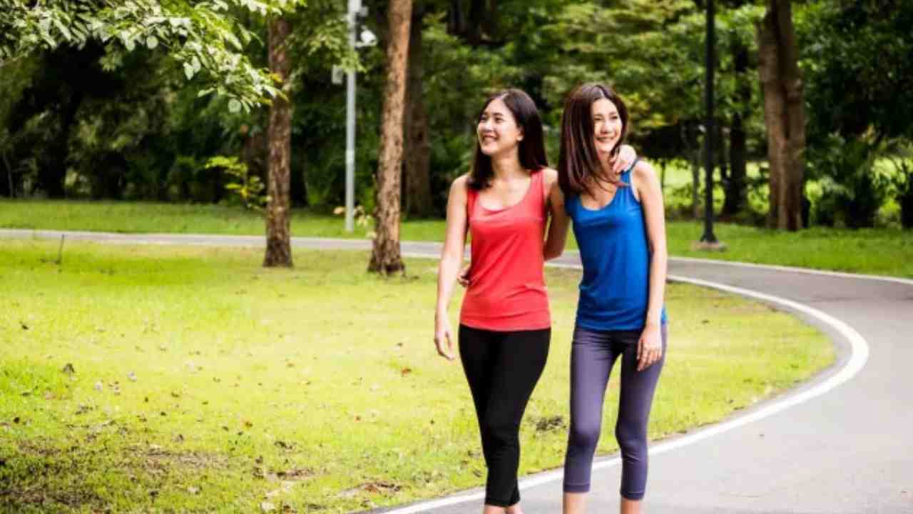 Ilustrasi Berjalan kaki setiap hari untuk kesehatan tubuh. Foto: dok. Envato/rthanuthattaphong.