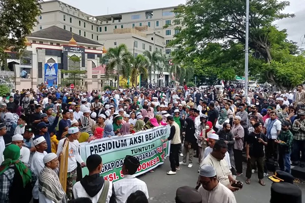 Ribuan warga Alkhairaat yang biasa disebut Abnaul Khairaat melakukan unjuk rasa mendesak penangkapan Fuad Plered. Foto : Metrosulteng.com